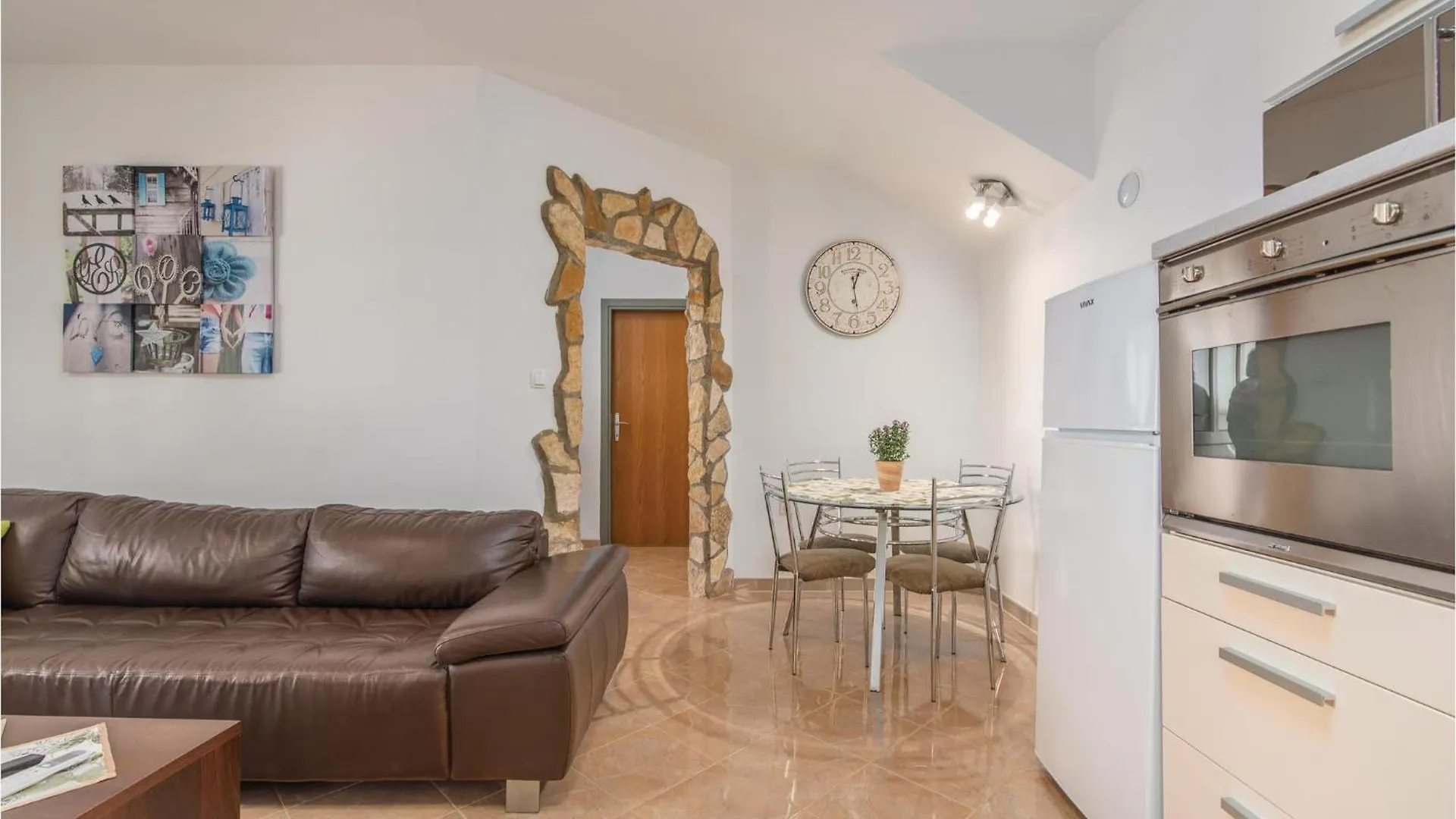 Stunning Home In Mihatovici With Kitchen Rosini بيت للعطل